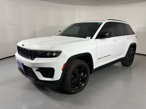 Used 2023 Jeep Grand Cherokee Altitude image 4