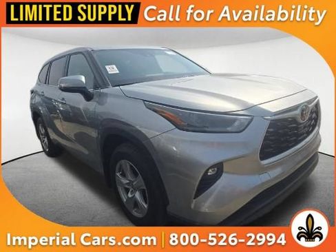 Used 2024 Toyota Highlander LE AWD/4WD image 1