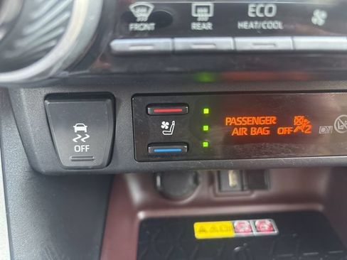 Used 2022 Toyota RAV4 Limited AWD/4WD image 4