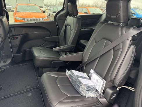 New 2026 Chrysler Pacifica Select FWD image 23