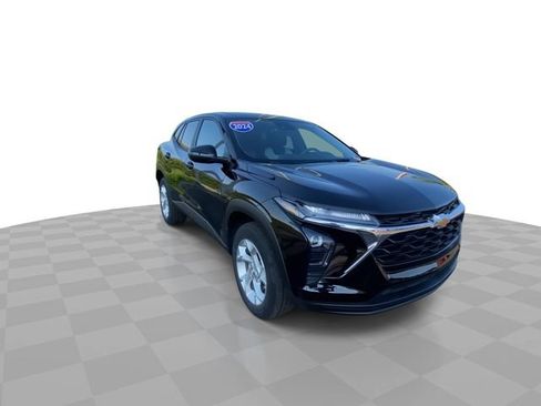 Used 2024 Chevrolet Trax LS w/ LS Convenience Package FWD image 4