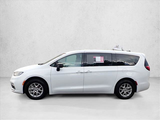 Used 2024 Chrysler Pacifica Touring-L FWD image 2