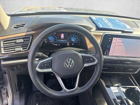 Used 2024 Volkswagen Atlas SE w/ Panoramic Sunroof Package FWD image 12