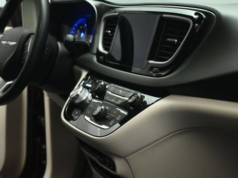 Used 2020 Chrysler Pacifica Touring w/ Tire & Wheel Group FWD image 56