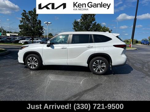 Used 2023 Toyota Highlander XLE AWD/4WD image 8