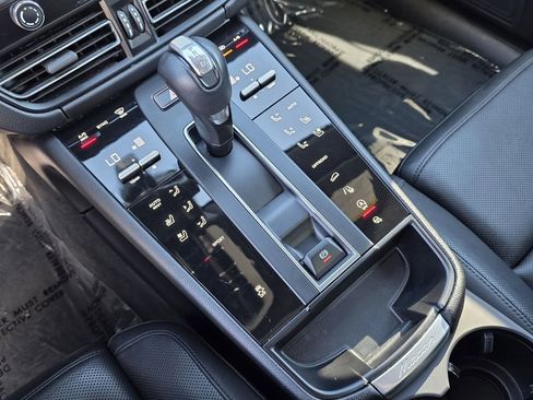 Used 2022 Porsche Macan image 24