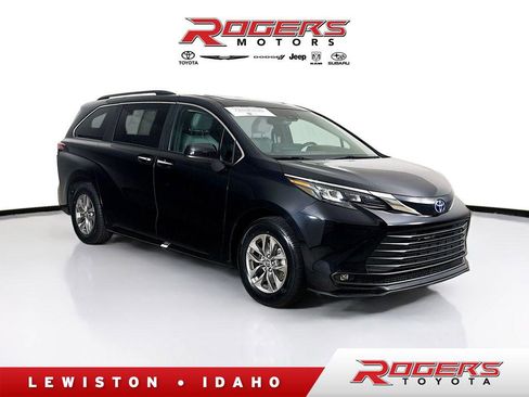 Certified 2025 Toyota Sienna XLE image 1