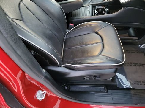 Used 2025 Chrysler Pacifica Limited FWD image 13