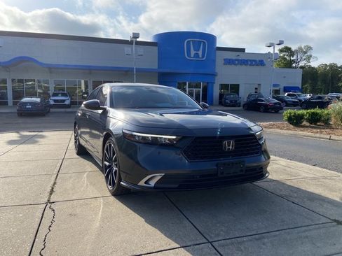 Used 2023 Honda Accord Touring image 2