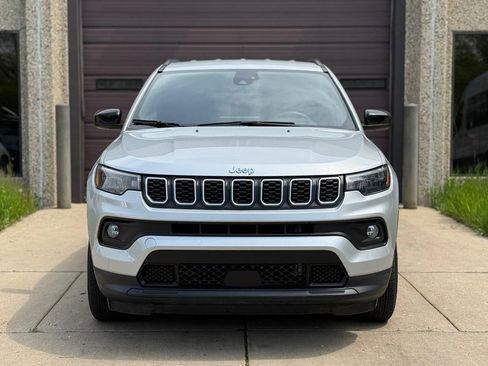 Used 2024 Jeep Compass Latitude AWD/4WD image 2