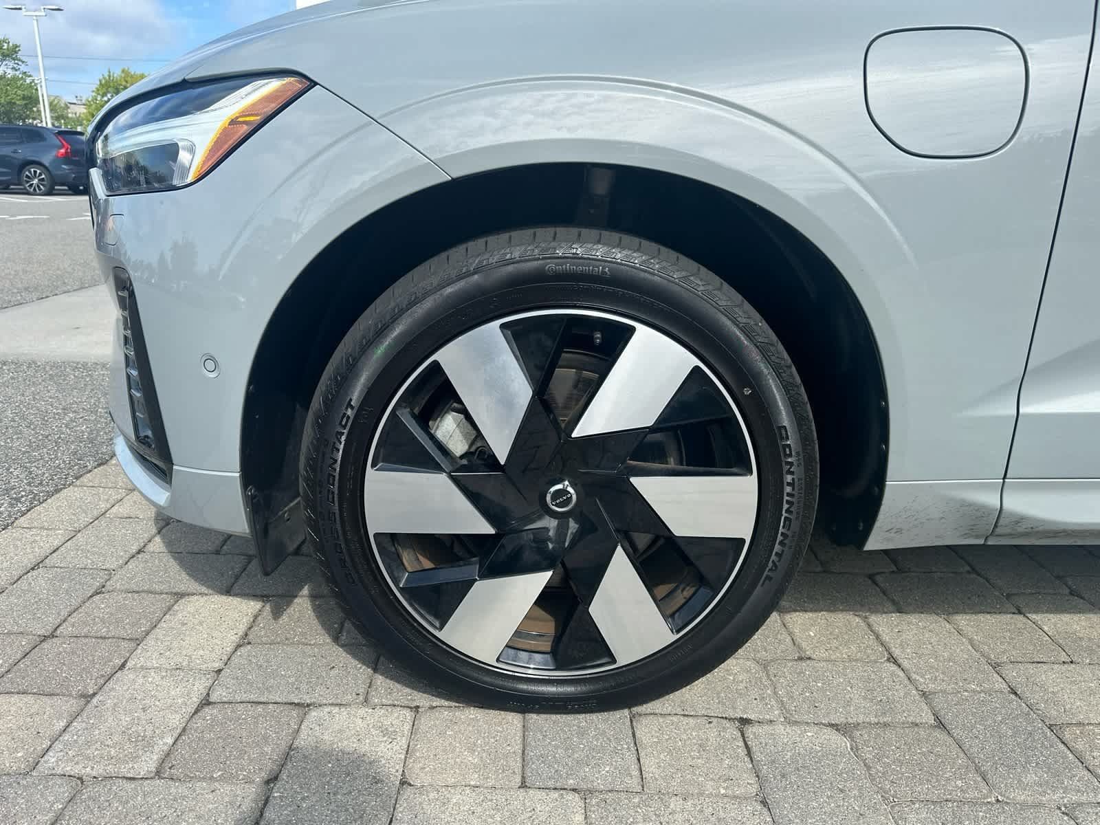 Used 2024 Volvo XC60 T8 Plus w/ Climate Package AWD/4WD image 4
