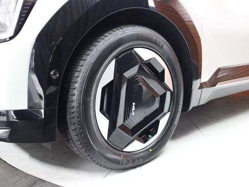 Used 2024 Kia EV9 Land image 5