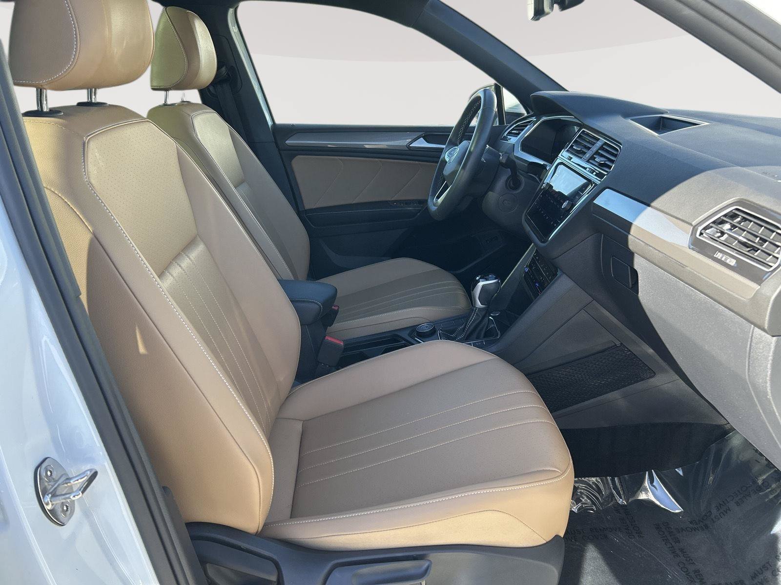 Certified 2024 Volkswagen Tiguan SE w/ Panoramic Sunroof Package AWD/4WD image 15