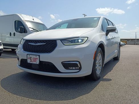 Used 2023 Chrysler Pacifica Touring-L image 1