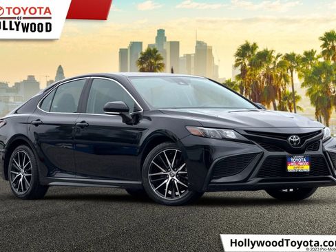 Used 2023 Toyota Camry SE FWD image 1