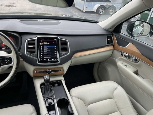 Used 2022 Volvo XC90 T6 Momentum w/ Climate Package image 15