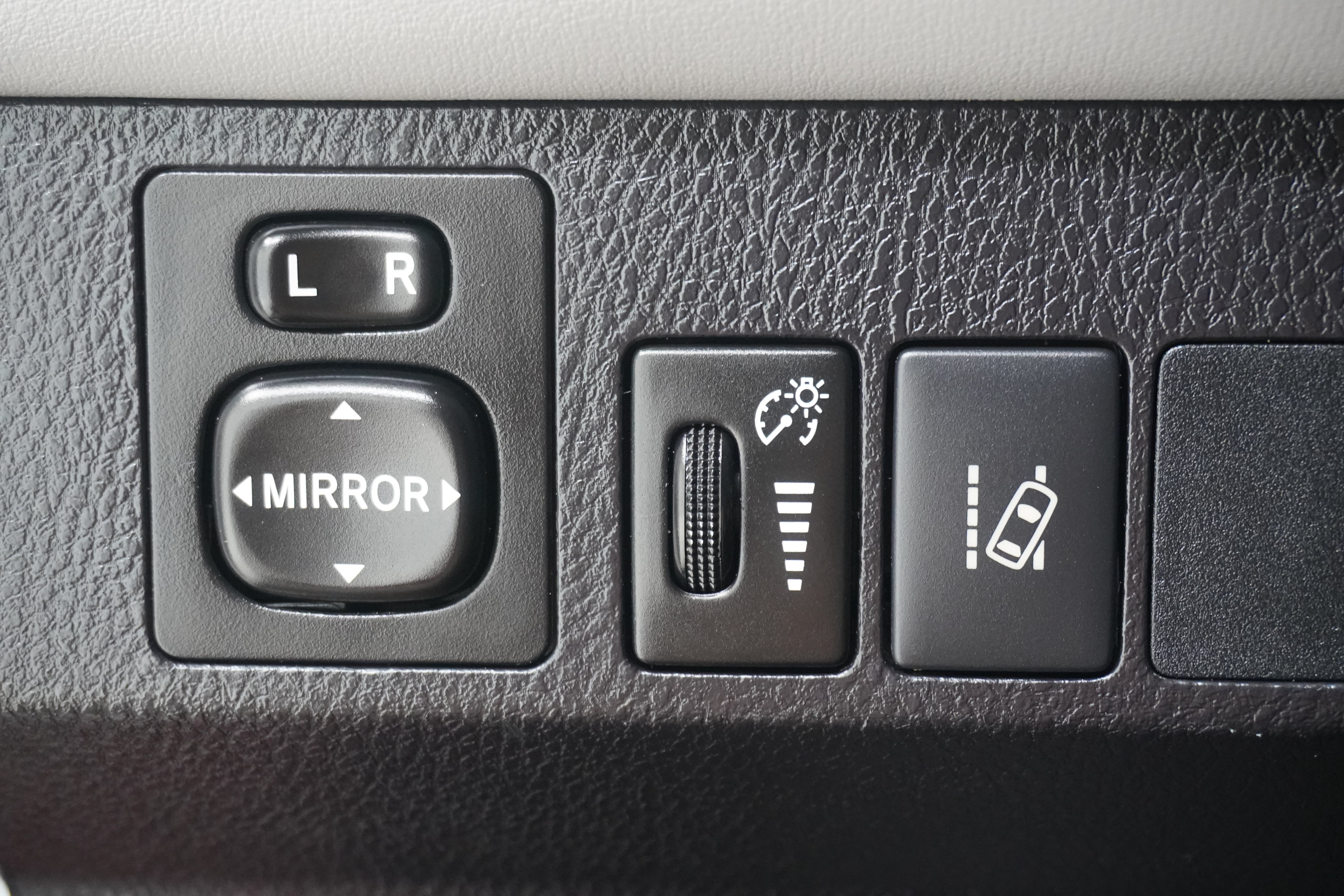 Used 2018 Toyota RAV4 XLE FWD image 25