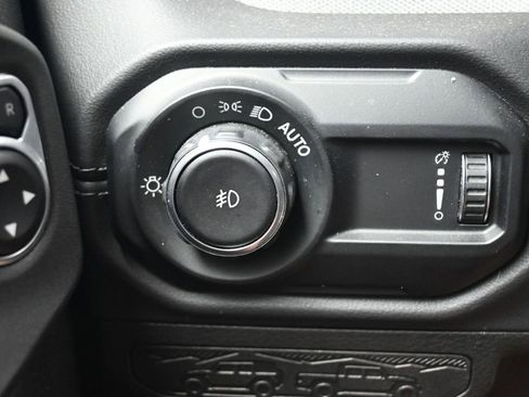Used 2025 Jeep Wrangler Unlimited Sahara AWD/4WD image 17