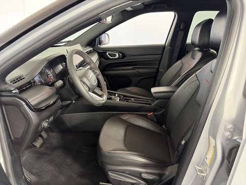 Used 2024 Jeep Compass Trailhawk image 6