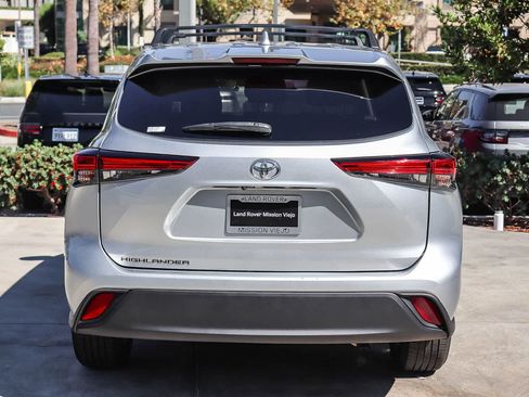 Used 2021 Toyota Highlander L FWD image 3