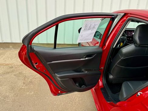 Used 2021 Toyota Camry SE w/ Cold Weather Package image 15