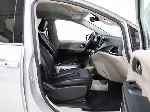 Used 2024 Chrysler Pacifica Touring-L FWD image 36