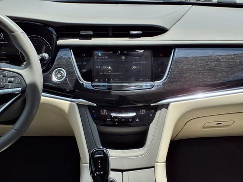 Used 2023 Cadillac XT6 Premium Luxury w/ Technology Package FWD image 9