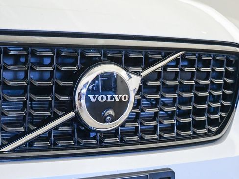 Certified 2026 Volvo XC40 B5 Plus AWD/4WD image 8