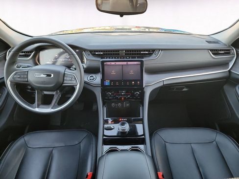 Used 2023 Jeep Grand Cherokee Limited w/ Black Appearance Package image 10