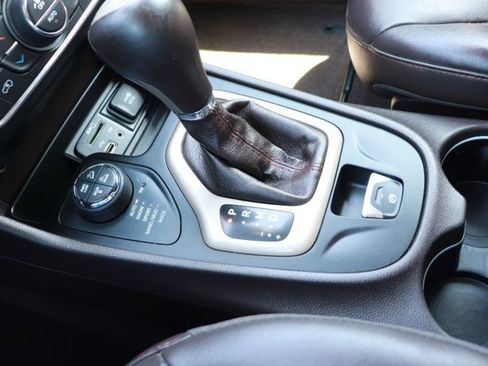 Used 2014 Jeep Cherokee Trailhawk w/ Technology Group AWD/4WD image 17