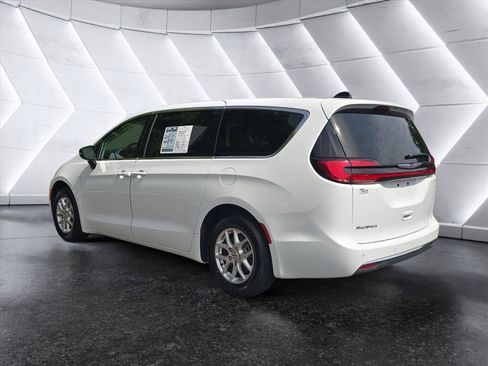 Used 2024 Chrysler Pacifica Touring-L FWD image 3