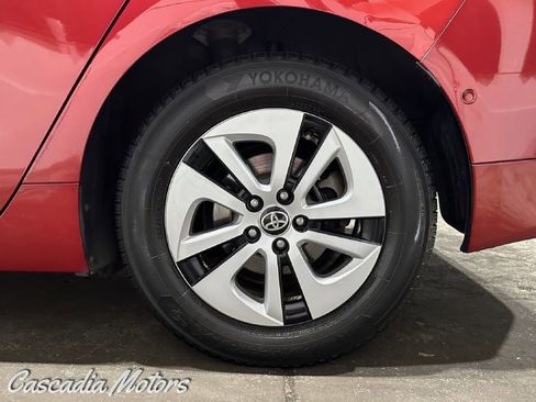 Used 2018 Toyota Prius Three FWD image 30