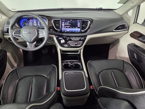 Certified 2024 Chrysler Pacifica Limited image 26