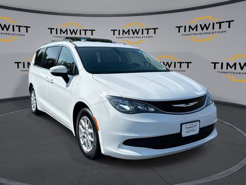 Used 2021 Chrysler Voyager Lxi image 1