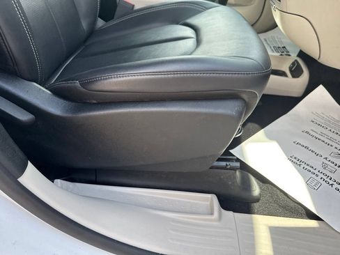 Used 2024 Chrysler Pacifica Limited FWD image 35