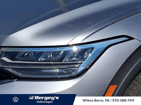 Certified 2022 Volkswagen Tiguan SE R-Line AWD/4WD image 10