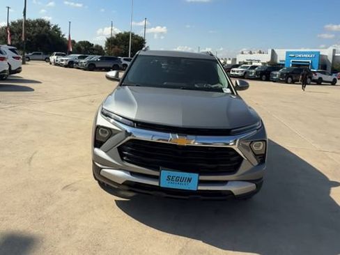 Used 2025 Chevrolet TrailBlazer LT FWD image 3