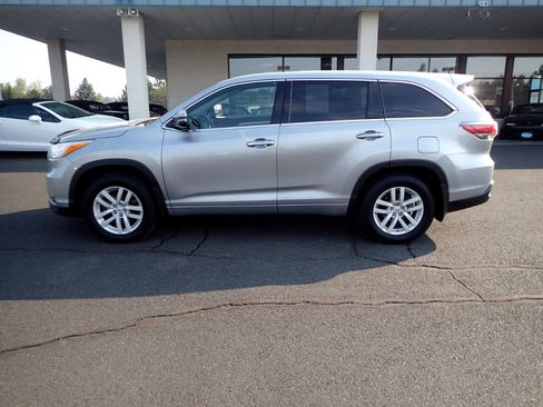 Used 2014 Toyota Highlander LE image 2