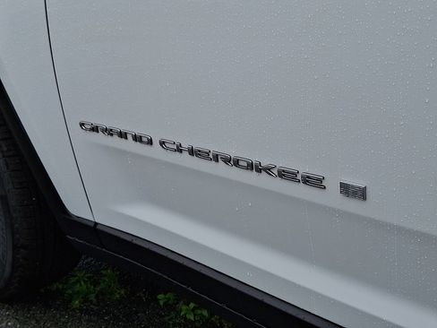 New 2026 Jeep Grand Cherokee Laredo AWD/4WD image 5