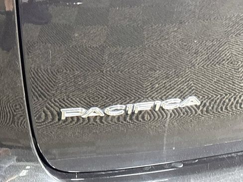 Used 2023 Chrysler Pacifica Touring-L FWD image 22