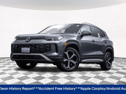 Used 2025 Volkswagen Tiguan SE image 2
