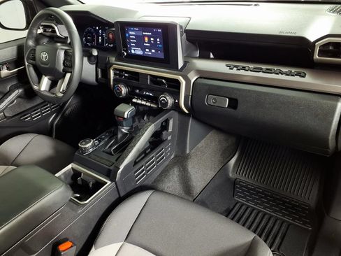 Used 2024 Toyota Tacoma TRD Sport AWD/4WD image 12
