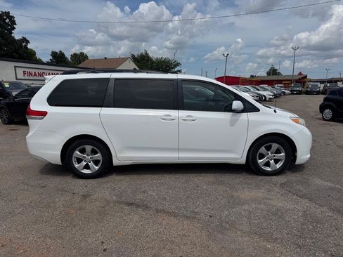 Used 2014 Toyota Sienna LE FWD image 4