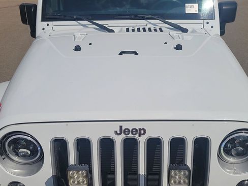 Used 2018 Jeep Wrangler Sahara w/ Connectivity Group AWD/4WD image 31