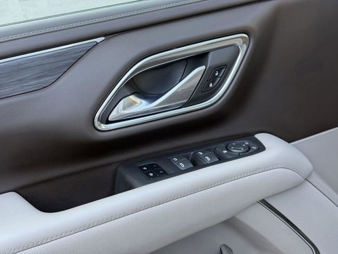 Used 2023 GMC Yukon XL SLT image 9