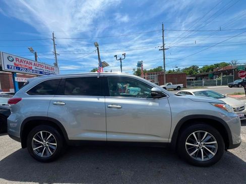 Used 2019 Toyota Highlander XLE AWD/4WD image 12