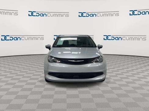 Used 2023 Chrysler Voyager LX image 3