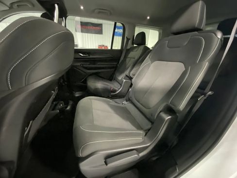 Used 2023 Jeep Grand Cherokee L Laredo image 16