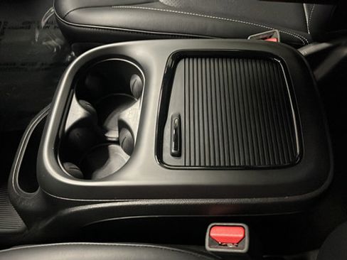 Used 2024 Chrysler Pacifica Limited FWD image 19
