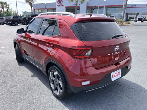 Used 2024 Hyundai Venue SEL FWD image 3